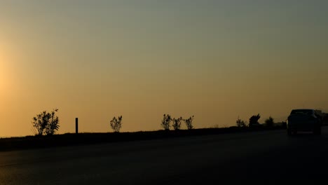 Silhouette-Automobil-Auf-Der-Autobahn