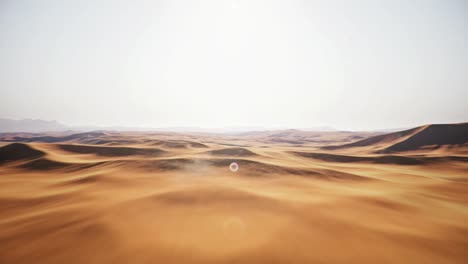 volando sobre dunas de arena en forma de curva durante el clima caluroso del verano. fotografía aérea