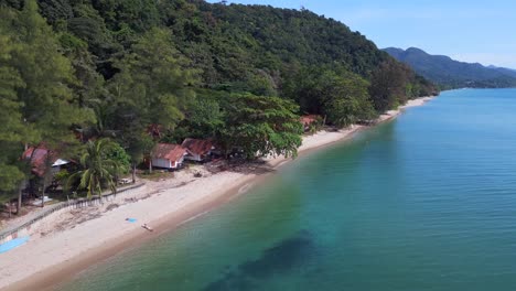 sólo una persona acostada en la playa