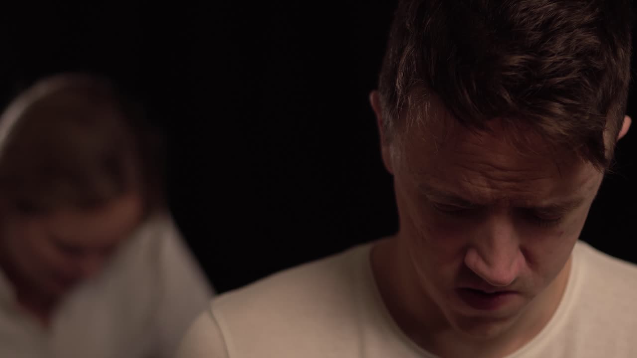 어떤 문제 때문 에 싸우는 부부