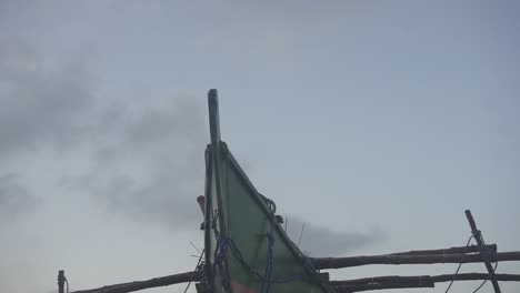 Zeitlupe-Und-Filmaufnahme-Eines-Fischerbootes,-Das-Am-Ufer-Anlegt