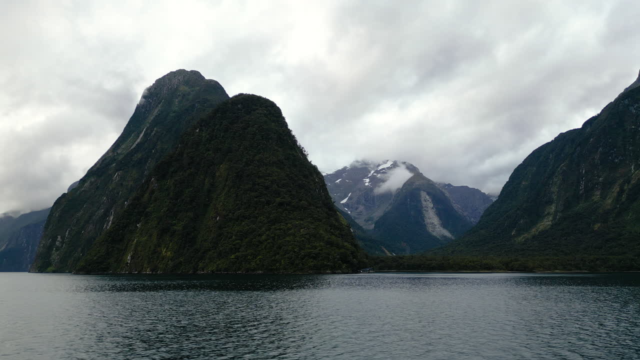 Seiler over rolige farvann i Harrisons Cove, Milford Sound