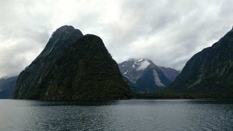 Fahren-Sie-über-Die-Ruhigen-Gewässer-Von-Harrisons-Cove,-Milford-Sound