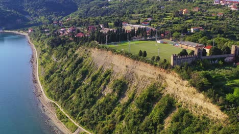 tiro de drone del estadio de fútbol al aire libre en la pequeña ciudad de piran