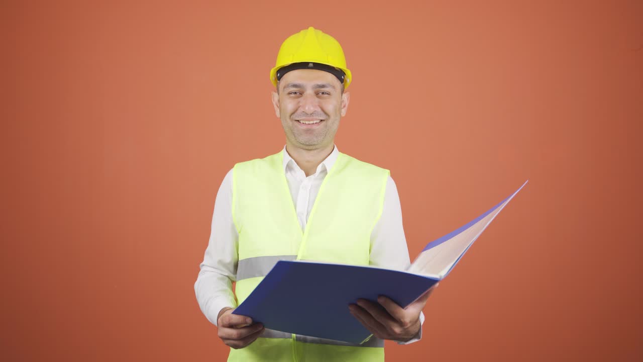 el ingeniero que tiene el proyecto se ríe.