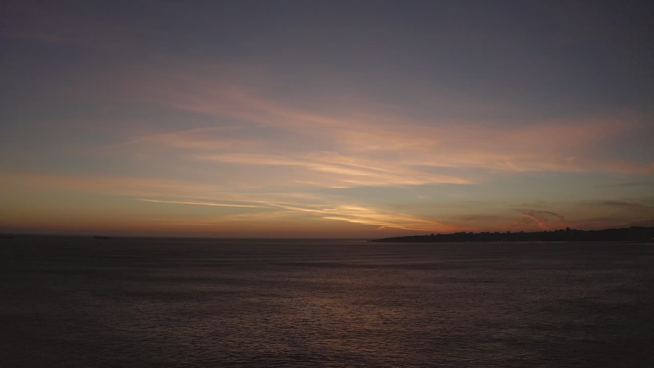 일출과 함께 이른 아침에 풍경 숲