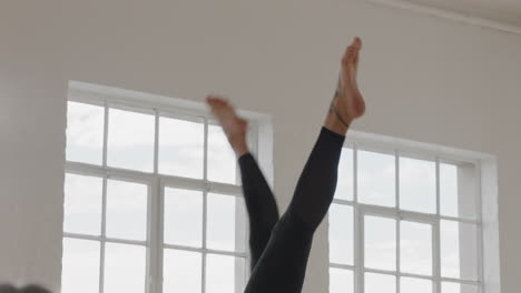 Yoga-Kurs,-Gesunde-Kaukasische-Frau,-Die-Sich-Dehnt-Und-Sich-Auf-Das-Morgendliche-Training-Vorbereitet,-Indem-Sie-Handstand-Pose-übt-Und-Einen-Gesunden-Lebensstil-Im-Fitnessstudio-Trainiert