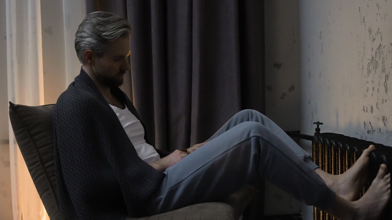 밤에 의자 에 앉아 있는 사람