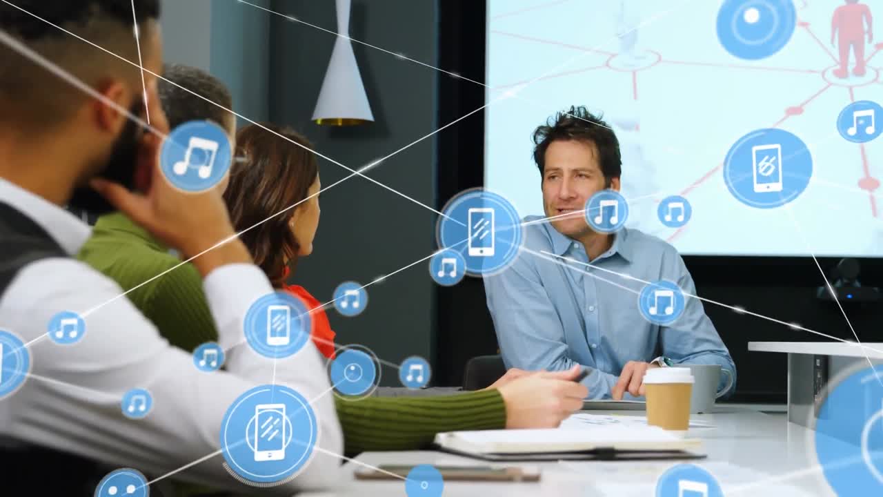 animación de una red de iconos digitales sobre diversos empresarios discutiendo juntos en la oficina