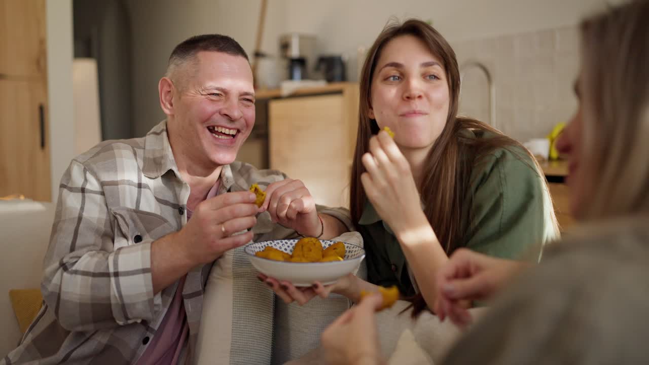 familia disfrutando de una comida juntos