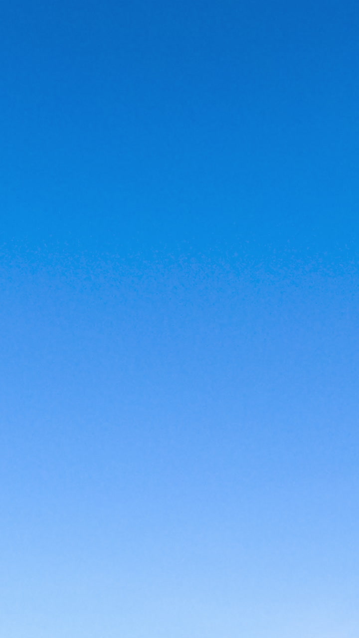 Awan di langit biru putih. Selang waktu awan indah di luar ruangan.