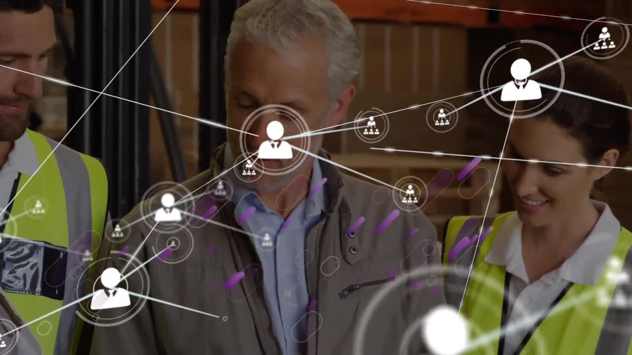 animación de la red de conexiones con iconos sobre dos trabajadores de almacén diversos