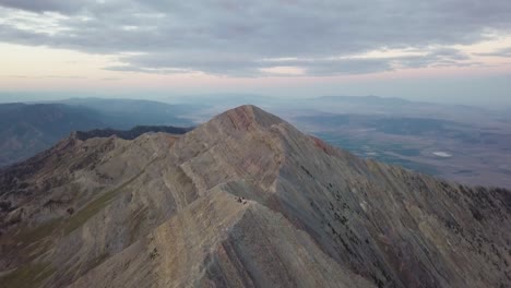 Paisaje-De-La-Hora-Azul-Con-Vista-General-Al-Monte-Nebo,-Utah,-Y-La-Espectacular-Iluminación-Que-Tiene---Plataforma-Rodante-Aérea