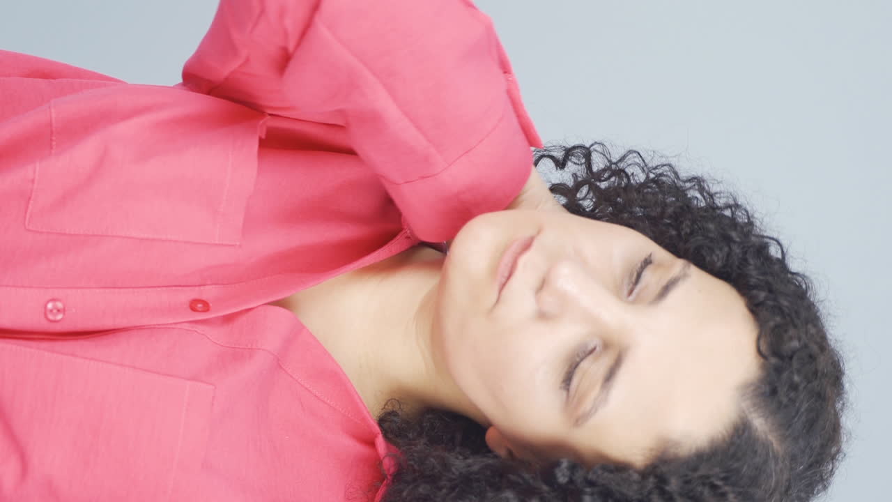video vertical de una mujer joven con dolor de cuello.