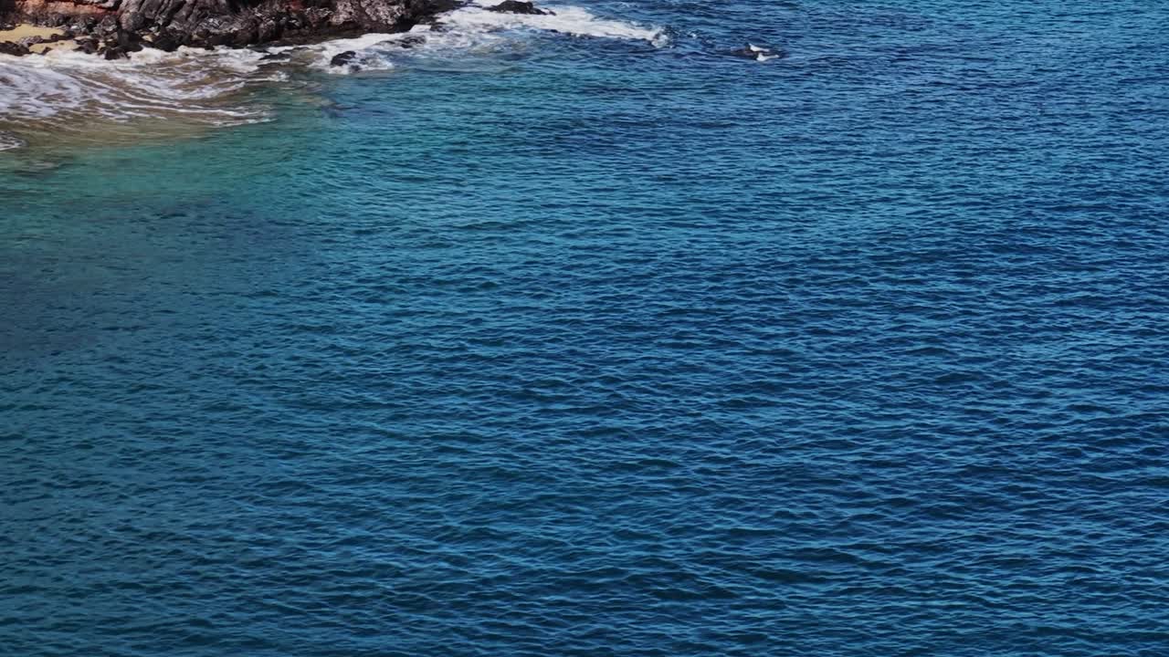 Splendide vedute della spiaggia a Lanzarote, in Spagna, durante il giorno.