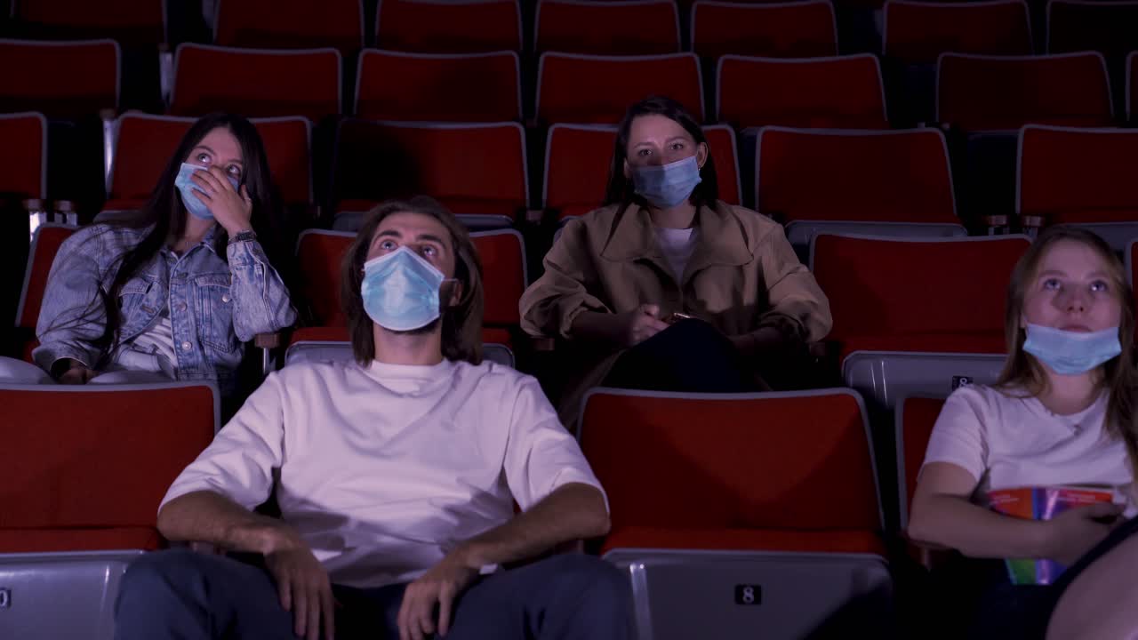 영화관 에서 마스크 를 착용 한 영화 관람객 들