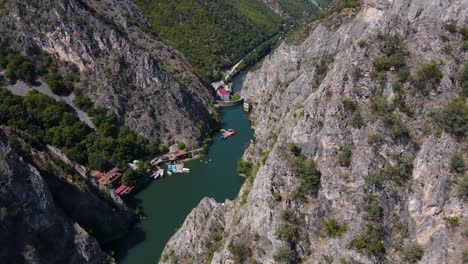 Imágenes-De-Drones-Aéreos-Del-Cañón-Matka-Del-Norte-De-Macedonia-3.mp4