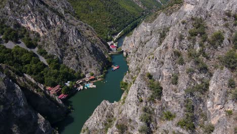 imágenes de drones aéreos del cañón matka del norte de macedonia 3.mp4