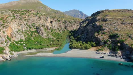 toma aérea volando hacia la espectacular playa de preveli en la isla de creta