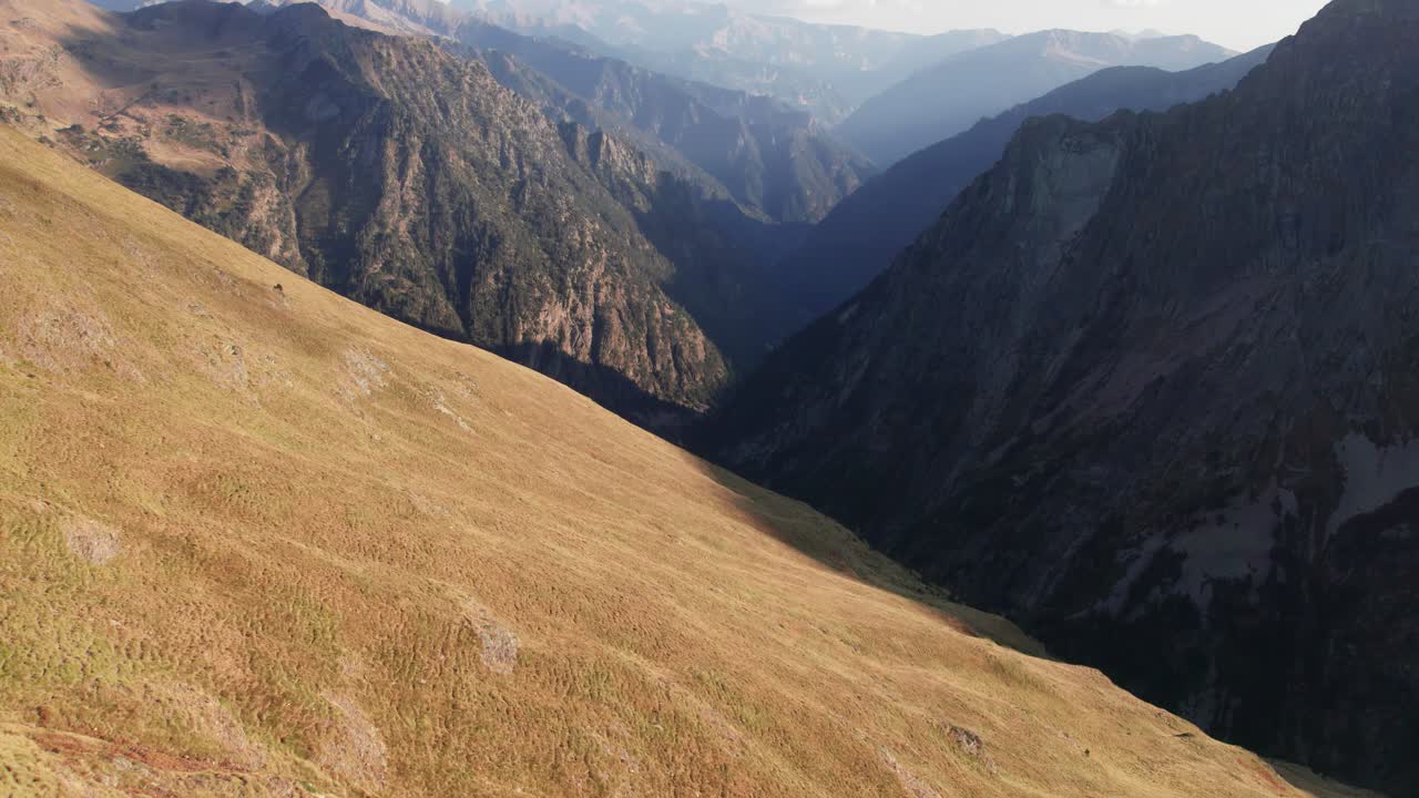 Ripresa aerea con drone che rivela il paesaggio remoto delle montagne dei Pirenei spagnoli al tramonto in autunno