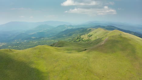 increíble vista panorámica de la cordillera verde en la región de kakheti en georgia