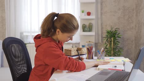 haciendo la tarea, una adolescente estudiando en casa.