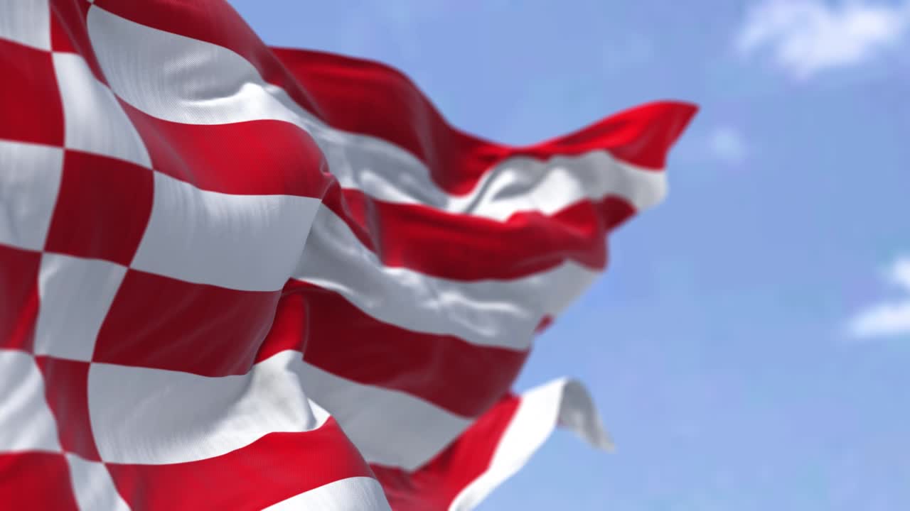 bucle sin costuras en cámara lenta con la bandera civil de bremen ondeando en el viento en un día despejado