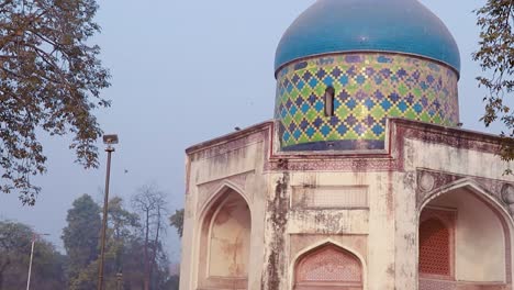 sabz burj de la vista exterior de la tumba de humayun en la mañana brumosa desde una perspectiva única