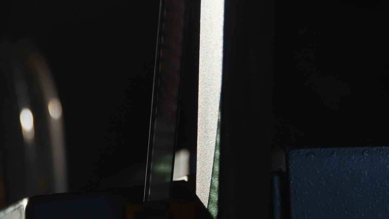 슈퍼 8 홈 무비가 영사기로 달려간다