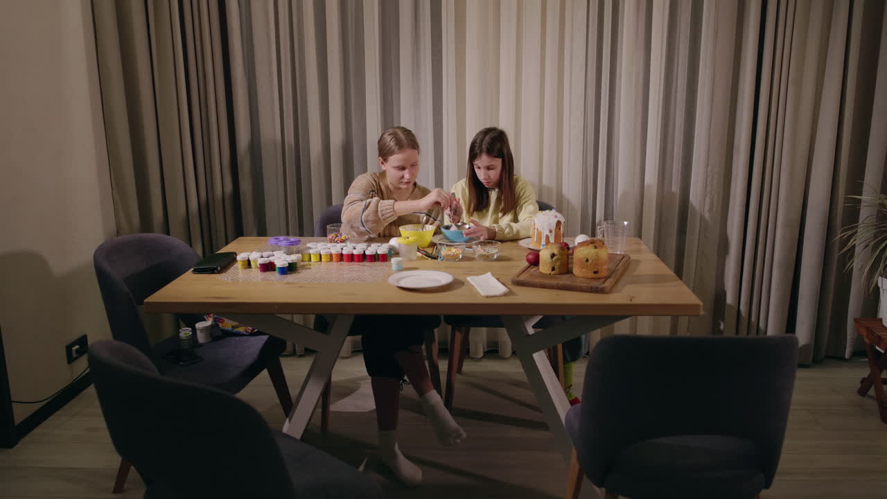 부활절  을 장식 하는 소녀 들