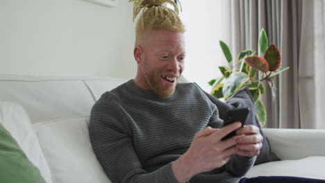 Hombre-Afroamericano-Albino-Con-Rastas-Usando-Smartphone