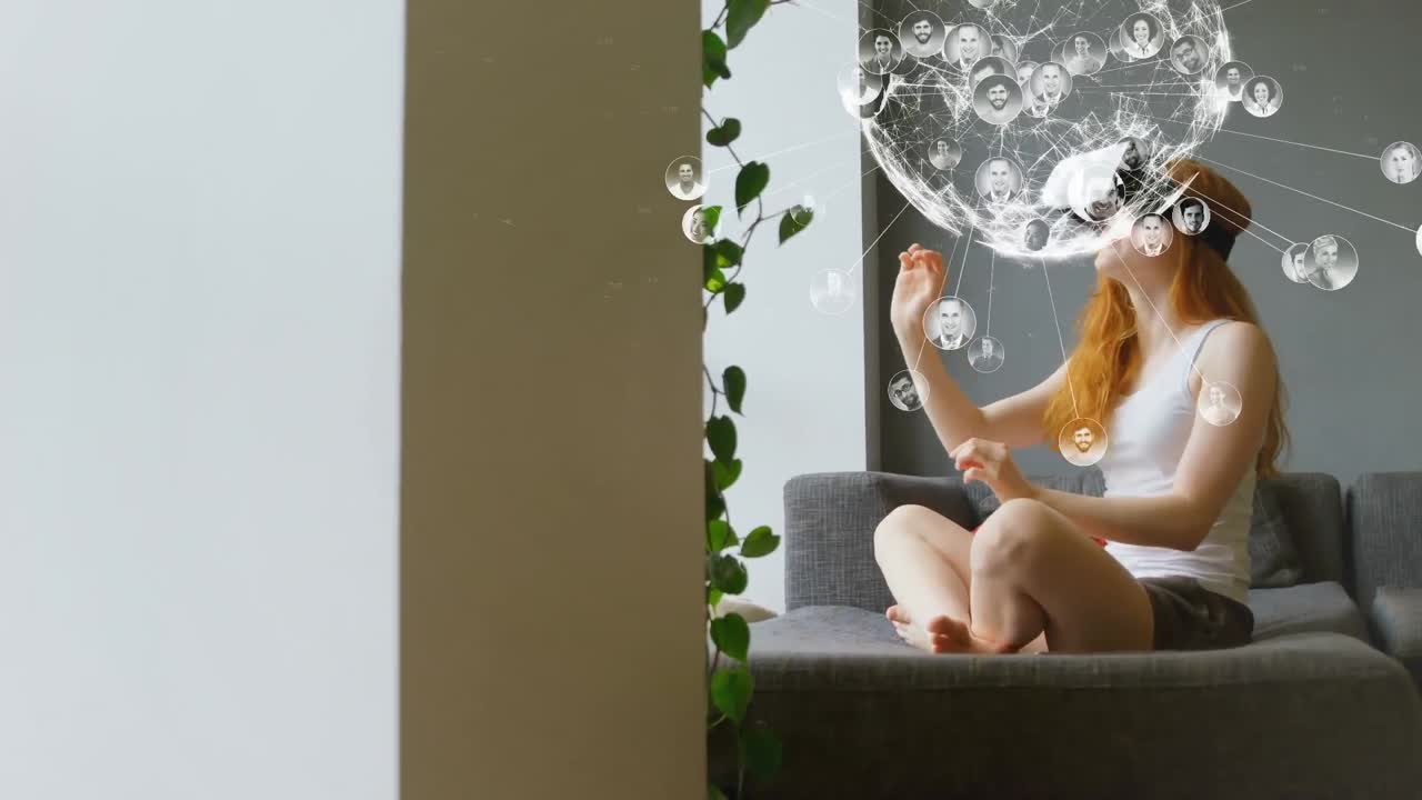 Animation d'un globe terrestre avec un réseau de connexions et des photographies de personnes, superposée à une femme utilisant un casque de réalité virtuelle.