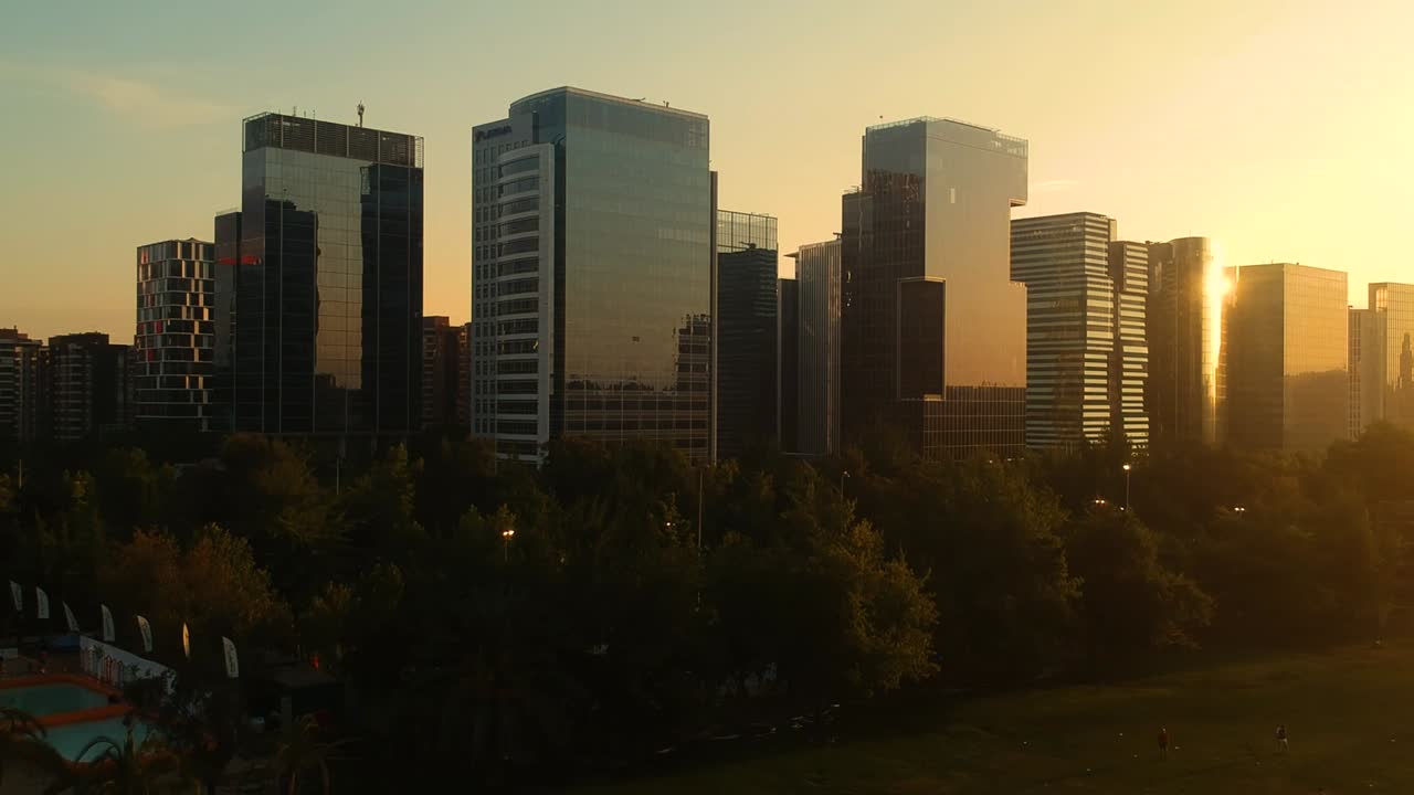 Vista de pedestal de uma linha de edifícios.