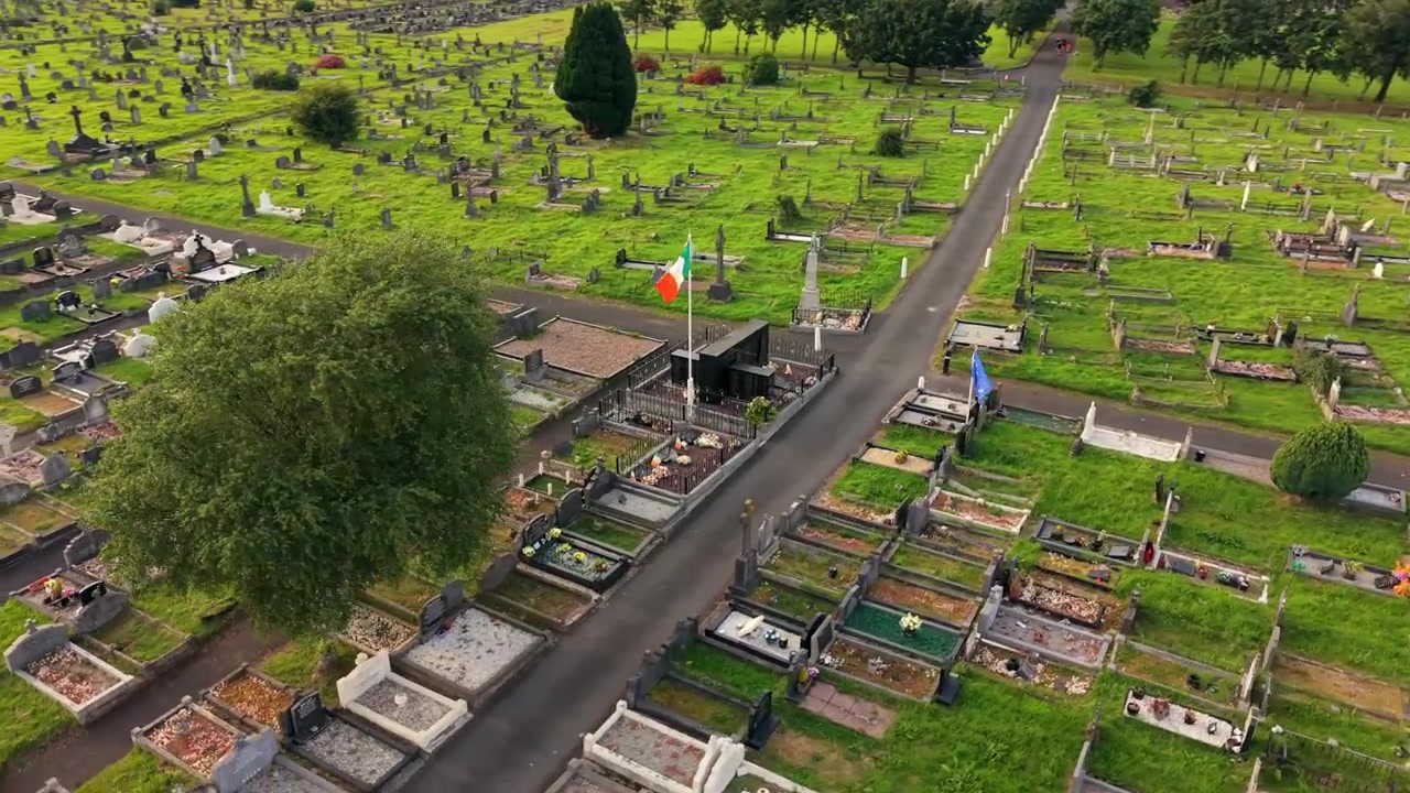 Video aereo 4K a 60FPS in senso antiorario del cimitero di Milltown e del lotto repubblicano irlandese sulla Falls Road a Belfast, Irlanda del Nord, Regno Unito. Prodotto con colori Rec709 pronti per la trasmissione