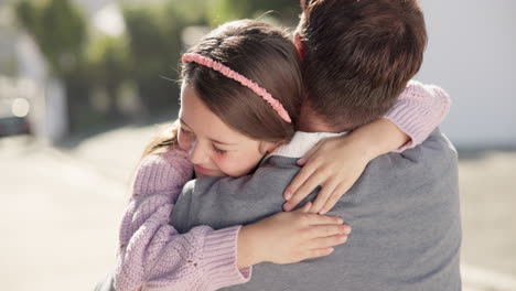 papá, niña y abrazo después de la escuela en la calle al aire libre