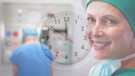 animación del reloj de tic-tac contra el primer plano de una cirujana caucásica sonriendo en el hospital