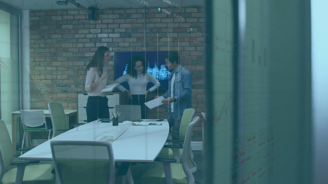 анимация обработки финансовых данных над различными деловыми людьми в офисе