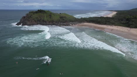 Surfistas-En-El-Mar-En-La-Playa-De-Cabarita-Cerca-Del-Promontorio-De-Norries-En-Nueva-Gales-Del-Sur,-Australia