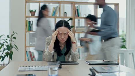 Asiatische-Frau,-Kopfschmerzen-Und-Stress-Bei-Depressionen