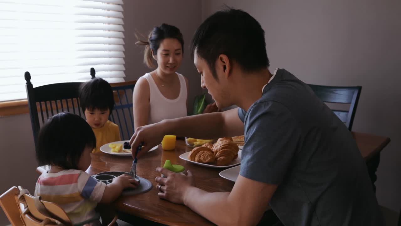 семья наслаждается временем, отдыхая вместе дома