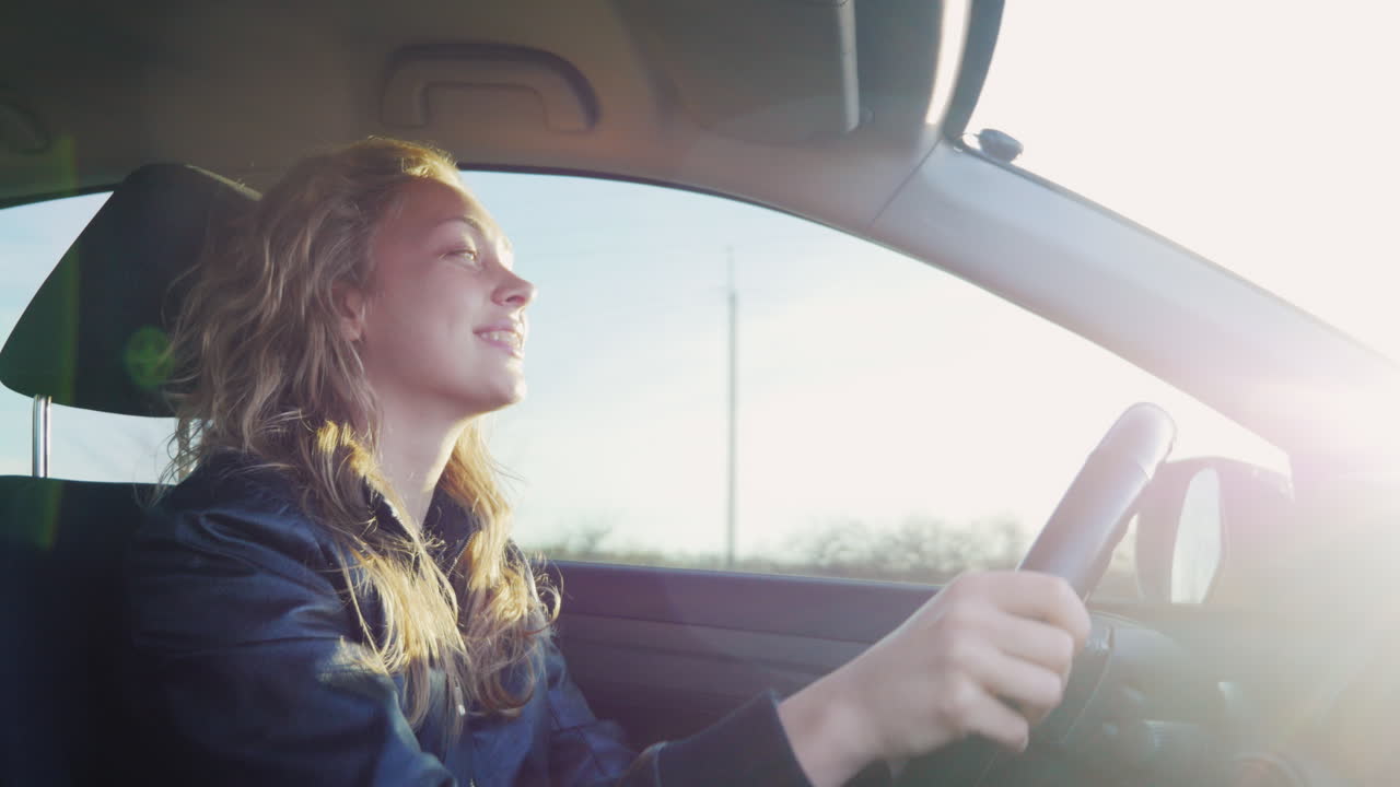 여자는 일몰 1에 차를 운전
