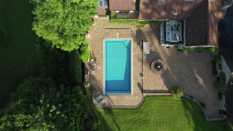 Vista-De-Pájaro-De-Una-Casa-De-Campo-Con-Piscina-Y-Gran-Jardín