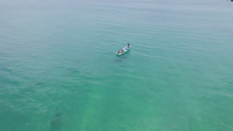 vista de drones de un pescador pescando desde su bote en un día soleado en la isla caribeña de tobago vista 360