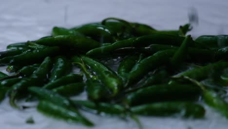 Pimiento-Verde-Cayendo-Gotas-De-Agua-Con-Un-Chapoteo