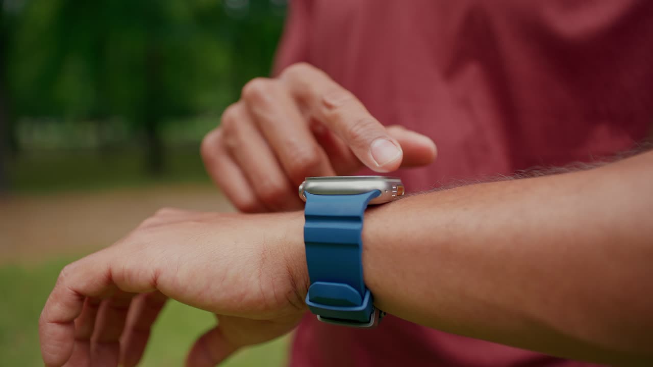 Nærbillede af en person, der bærer et smartwatch