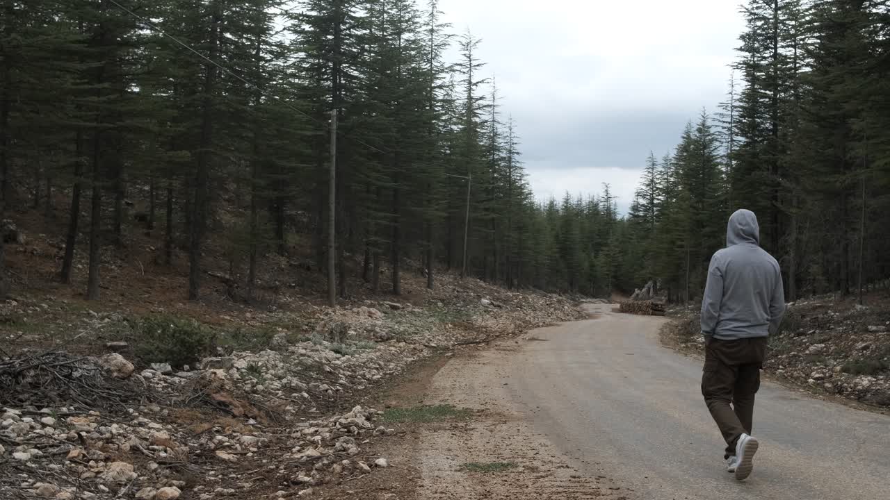 트레킹하는 남자  ⁇ 길