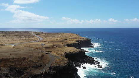 Vista-Aérea-De-Los-Acantilados-De-La-Costa-En-La-Isla-Grande,-Hawaii