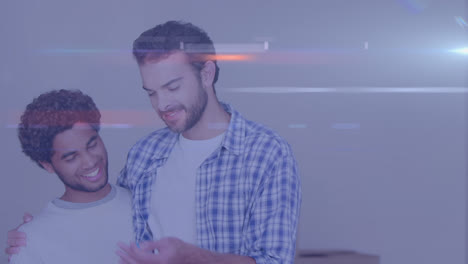 animación de senderos de luz sobre una feliz pareja gay masculina diversa