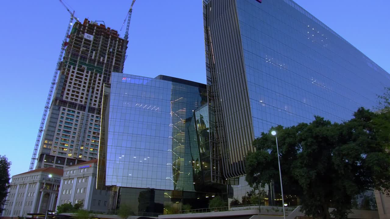 요하네스버그의 샌드턴 시티 센트럴에서 저녁의 빛.