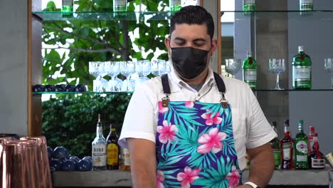 barman latino mexicano mostrar estilo rutina de barman antes de preparar una bebida cóctel en el restaurante bar cantina en la playa verano bayfront bayside mar